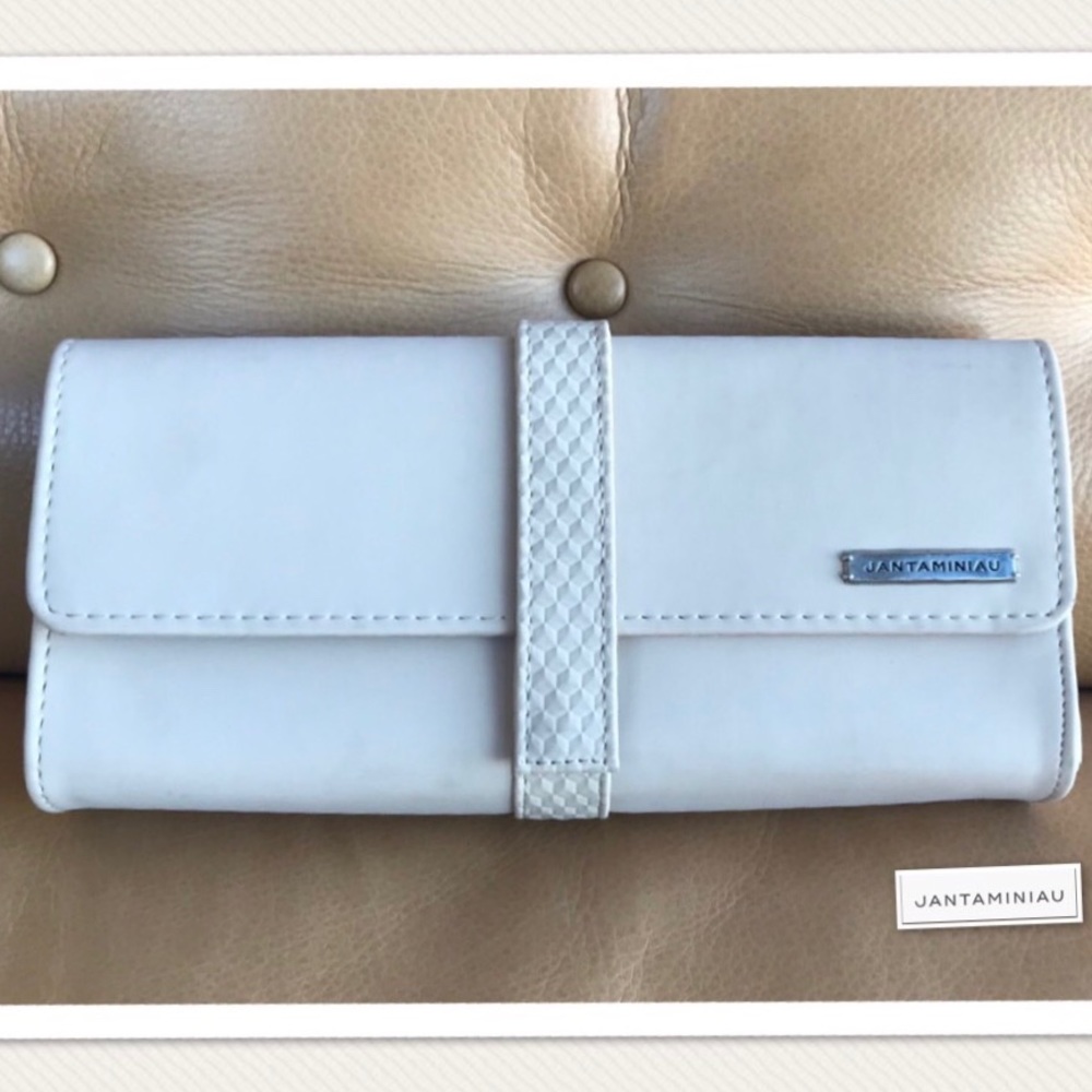 Jantaminiau for KLM cream clutch